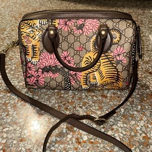 Gucci! Gently used Tiger 🐯 and pink flower 🌸 bag